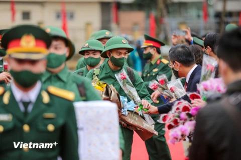 Sáng 27/2, đồng loạt các quận huyện trên địa bàn Hà Nội đã tổ chức lễ giao nhận quân 2021. (Ảnh: Minh Sơn/Vietnam+) 