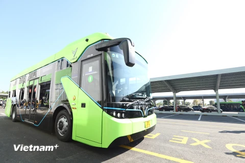 Ngày 02/12, Công ty Trách nhiệm Hữu hạn Dịch vụ vận tải Sinh thái VinBus chính thức đưa vào hoạt dộng tuyến xe buýt điện đầu tiên tại Việt Nam kết nối với hệ thống vận tải hành khách công cộng Hà Nội. (Ảnh: Hoài Nam/Vietnam+)