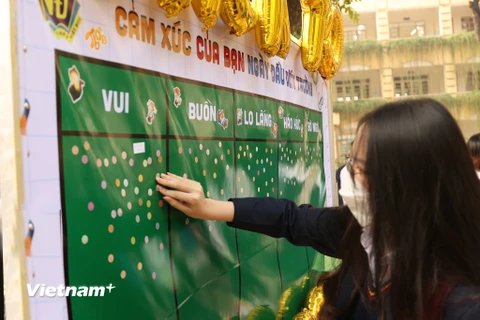 Ngày 6/12, Trường Trung học phổ thông Việt Đức đã tổ chức cho học sinh khối lớp 12 quay trở lại trường. Điều chỉnh việc tổ chức các lớp học theo những phương án mới.( Ảnh: Hoài Nam/Vietnam+)
