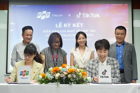 Bà Tô Nam Phương - Phó Tổng Giám đốc FPT Play ký kết biên bản ghi nhớ hợp tác với TikTok. (Ảnh: FPT Play)