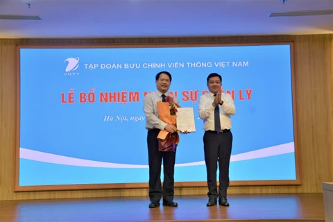 Ông Nguyễn Văn Tấn (bên trái) nhận quyết định Tổng Giám đốc Tổng công ty VNPT VinaPhone. (Ảnh: VNPT)