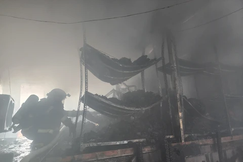 Đám cháy tại 37 Tam Trinh,quận Hoàng Mai đã được dập tắt nhanh chóng, không gây thiệt hại về người. (Ảnh: TTXVN phát)