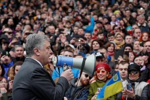 Ông Poroshenko vận động các cử tri Ukraine. (Nguồn: FP)