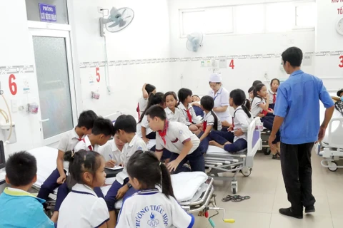 Các em học sinh nghi bị ngộ độc đang được sơ cấp cứu tại Bệnh viện Đa khoa tỉnh. (Nguồn: Công Thử/TTXVN)