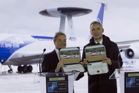 Lễ ký hợp đồng giữa Boeing và NATO. (Nguồn: Chicago Tribune)