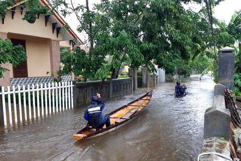 Nhiều tuyến đường ở huyện Quảng Điền, Thừa Thiên-Huế bị ngập sâu. (Ảnh: TTXVN phát)