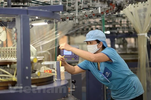 Ứng dụng công nghệ tăng năng suất lao động trong ngành dệt may. (Ảnh: Vietnam+)