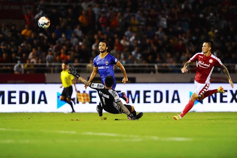 Tiền đạo Gustavo lốp bóng qua đầu thủ môn, ghi bàn đẹp mắt cho Becamex Bình Dương. (Ảnh: VPF)