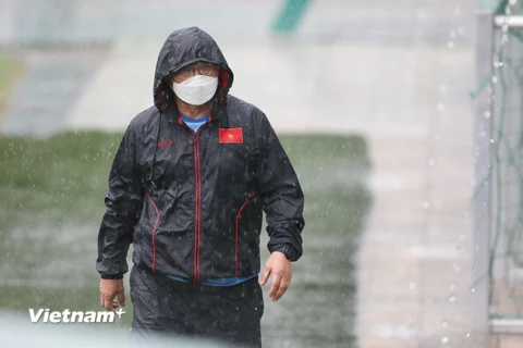 HLV Park Hang-seo đội mưa hướng dẫn U22 Việt Nam tập luyện