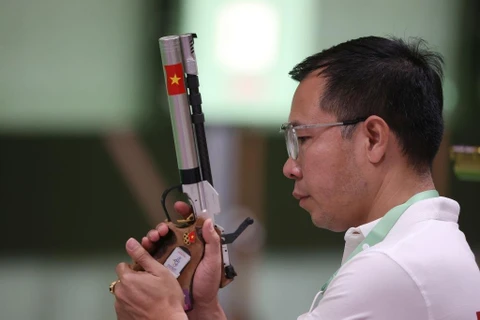 Xạ thủ Hoàng Xuân Vinh thi đấu nội dung 10m súng ngắn hơi ở Olympic Tokyo 2020. (Ảnh: Getty Images) 