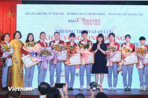 48 nữ vận động viên, 6 nữ huấn luyện viên thuộc đoàn thể thao Hà Nội được vinh danh sau SEA Games 31. (Ảnh: PV/Vietnam+)