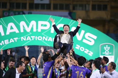 Hà Nội FC tung hô bầu Hiển trong ngày vô địch Cúp Quốc gia 2022 