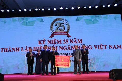 Phó Thống đốc Đoàn Thái Sơn trao cờ thi đua của NHNN Việt Nam cho Ban lãnh đạo Hiệp hội Ngân hàng Việt Nam. (Nguồn: CTV)