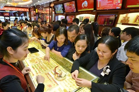 Giao dịch vàng tại Bảo Tín Minh Châu. (Ảnh: PV/Vietnam+)
