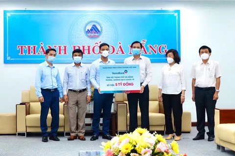 Đại diện VietinBank (thứ 3 từ trái qua) trao tặng biển tượng trưng số tiền 5 tỷ đồng cho thành phố Đà Nẵng phòng, chống dịch COVID-19. (Ảnh:Vietnam+)