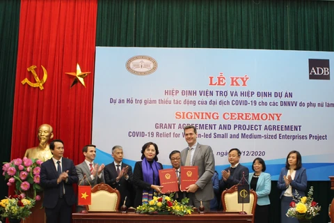 Thống đốc NHNN Nguyễn Thị Hồng và Giám đốc Quốc gia ADB Andrew Jeffries ký kết Hiệp định viện trợ. (Ảnh: CTV/Vietnam+)