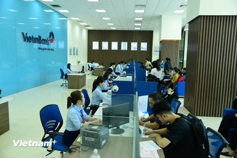 Khách hàng giao dịch tại VietinBank Thừa Thiên Huế. (Ảnh: Thúy Hà/Vietnam+)