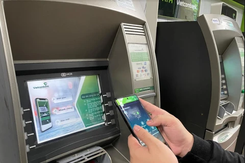Khách hàng có thể rút tiền trên máy ATM bằng mã QR Code. (Ảnh: Vietnam+)