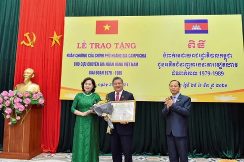 Ông Nguyễn Văn Giàu - Chủ nhiệm Ủy ban Đối ngoại của Quốc hội, nguyên Thống đốc NHNN đón nhận Huân chương Hoàng gia Campuchia. (Ảnh: CTV/Vietnam+)