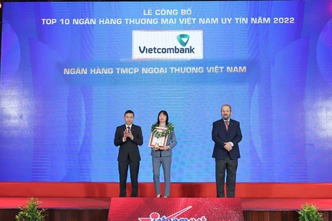 Bà Phan Thị Thanh Tâm, Phó trưởng văn phòng đại diện Vietcombank tại khu vực phía Nam (đứng giữa) nhận giả thưởng từ ban tổ chức. (Ảnh: Vietnam+)
