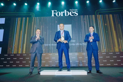 Đại diện HDBank nhận giải thưởng từ Tạp chí Forbes Việt Nam. (Ảnh: Vietnam+)