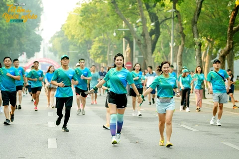 Các vận động viên nhiệt tình tham gia giải chạy. (Ảnh: Vietnam+)