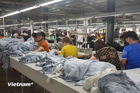 Sản xuất dệt may tại doanh nghiệp Tiên Sơn. (Ảnh: Vietnam+)