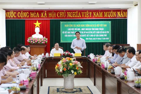 Đoàn công tác Ngân hàng Chính sách xã hội làm việc với Ủy ban Nhân dân tỉnh Ninh Thuận về tình hình triển khai thực hiện Nghị quyết số 11 của Chính phủ. (Ảnh: Vietnam+) khai thực hiện Nghị quyết số 11 của Chính phủ
