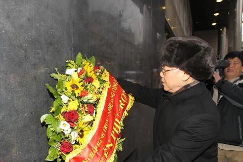 Tổng Bí thư Nguyễn Phú Trọng đến đặt hoa tại Biển Tưởng niệm Bác Hồ ở London. Ảnh: Trí Dũng – TTXVN
