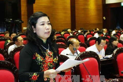 Đại biểu Quốc hội tỉnh Sóc Trăng Hồ Thị Cẩm Đào phát biểu ý kiến. Ảnh: Lâm Khánh – TTXVN