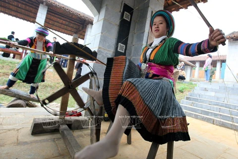 Độc đáo nghề xe lanh dệt vải của người Mông ở Đồng Văn