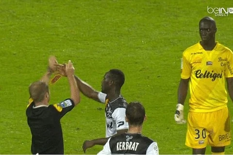 [Video] Cầu thủ ở Ligue 1 tìm cách "đánh cắp" thẻ đỏ của trọng tài