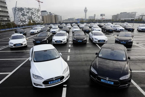 Daimler sẽ bán cổ phần trong Tesla để thu về 780 triệu USD 