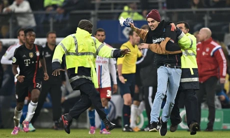 [Video] Frank Ribery bị tấn công bởi cổ động viên quá khích