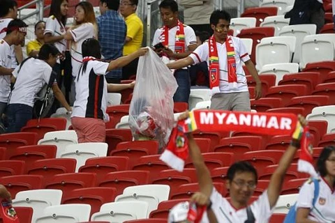 Cổ động viên Myanmar dọn sân vận động sau khi trận đấu kết thúc