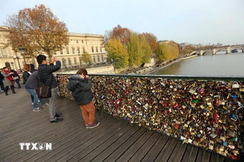 [Photo] Cầu "Khóa tình yêu" - Điểm du lịch đặc sắc của Paris