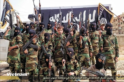 Phiến quân IS dạy trẻ em dưới 10 tuổi giết người bằng súng AK