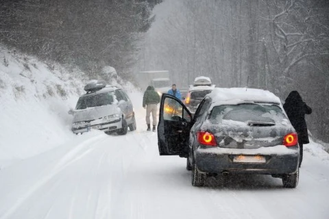 Tuyết rơi dày đặc gây ùn tắc giao thông nghiêm trọng ở Pháp