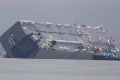 Tàu chở ôtô của Singapore gặp nạn gần Eo biển Solent nước Anh