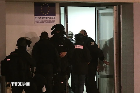 Pháp vây bắt 2 nghi phạm tấn công tòa soạn báo Charlie Hebdo
