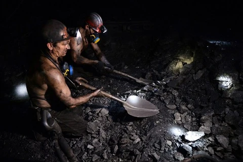 Ukraine: Gần 500 thợ mỏ mắc kẹt trong hầm do trúng đạn pháo