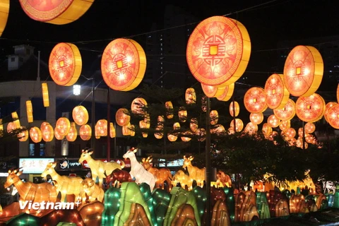 [Photo] Hàng nghìn đèn lồng thắp sáng Chinatown ở Singapore