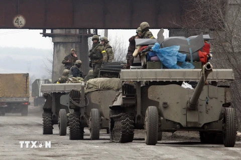 Các bên giao tranh tại miền Đông Ukraine tiếp tục rút vũ khí 