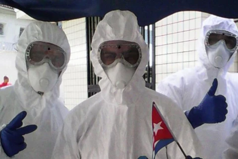 Bác sỹ Cuba cứu sống hàng trăm bệnh nhân nhiễm virus Ebola 