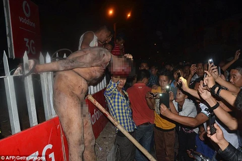 Ấn Độ: Đám đông điên loạn xông vào tù, hành hình kẻ hiếp dâm