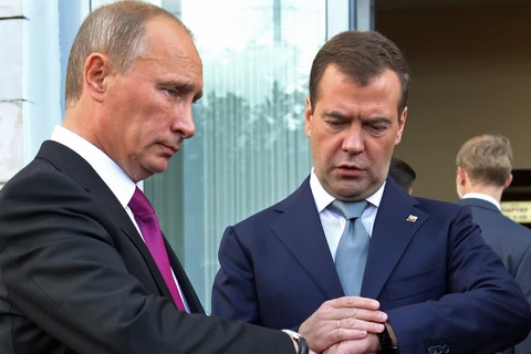 Ông Putin và Medvedev tự nguyện cắt giảm lương cá nhân 