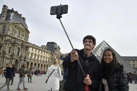 Bảo tàng Nghệ thuật quốc gia Anh cấm du khách dùng gậy selfie