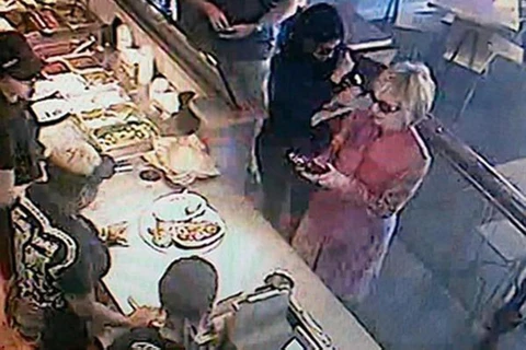 Bà Hillary Clinton xuất hiện bí mật ở cửa hàng đồ ăn nhanh
