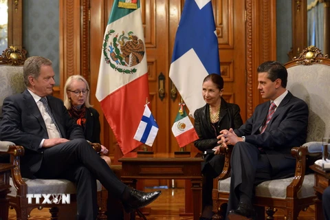 Tổng thống Mexico Enrique Pena Nieto (phải) có cuộc gặp với Tổng thống Phần Lan Sauli Niinisto (trái) đang trong chuyến thăm chính Mexico. (Ảnh: AFP/TTXVN)