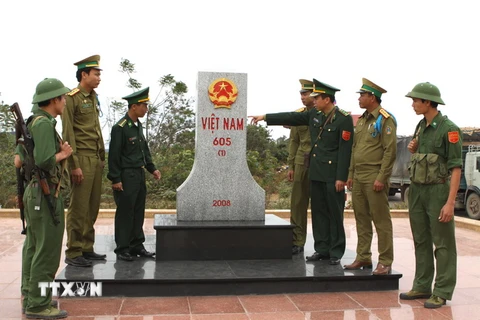 Lực lượng vũ trang hai nước phối hợp bảo vệ cột mốc biên giới 605 trên biên giới Việt Lào. (Ảnh: TTXVN)